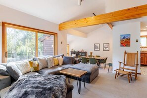 Televisión, chimenea y oficina 