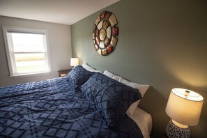 5 bedrooms, travel cot, bed sheets - Family friendly farmhouse near Cascade with AC- Enjoy a peaceful retreat! (Cascade)