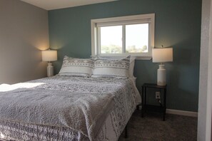 5 bedrooms, travel cot, bed sheets - Family friendly farmhouse near Cascade with AC- Enjoy a peaceful retreat! (Cascade)