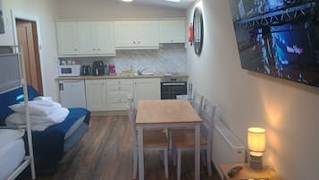 Romantisches Apartment, Balkon, Blick auf den Innenhof | Eigene Küche | Mini-Kühlschrank, Mikrowelle, Ofen, Herdplatte