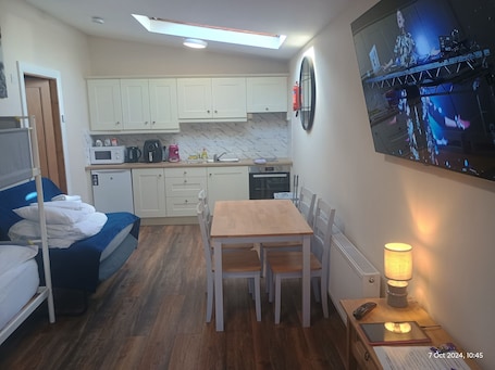 Romantic Apartment, Balcony, Courtyard View | Private kitchen | Mini-fridge, microwave, oven, stovetop