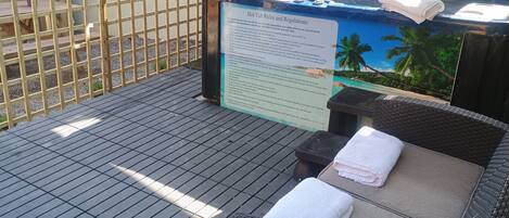 غرفة رومانسية رباعية - بشرفة - منظر للفناء | أغطية فراش متميزة وبديكورات فريدة لكل غرفة وطراز فريد لكل وحدة ومكتب