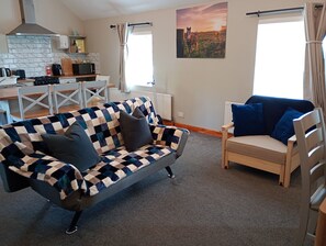 Comfort Apartment, Courtyard View | Premium bedding, individually decorated, individually furnished, desk - Mattys Pub & Apartments (Muine Bheag)