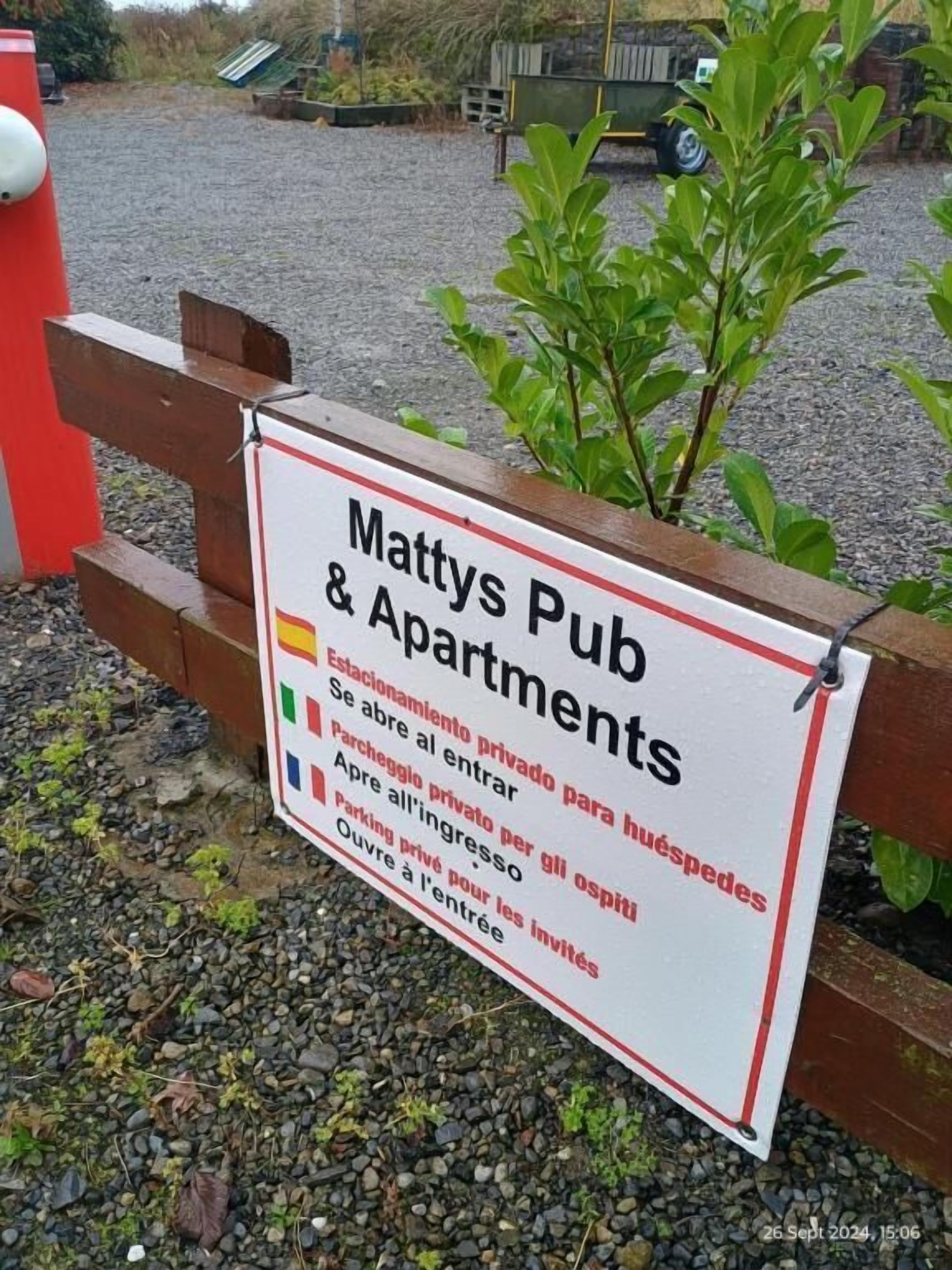 Señal de Mattys Pub & Apartments con entrada privada, estacionamiento privado y acceso exclusivo para huéspedes.