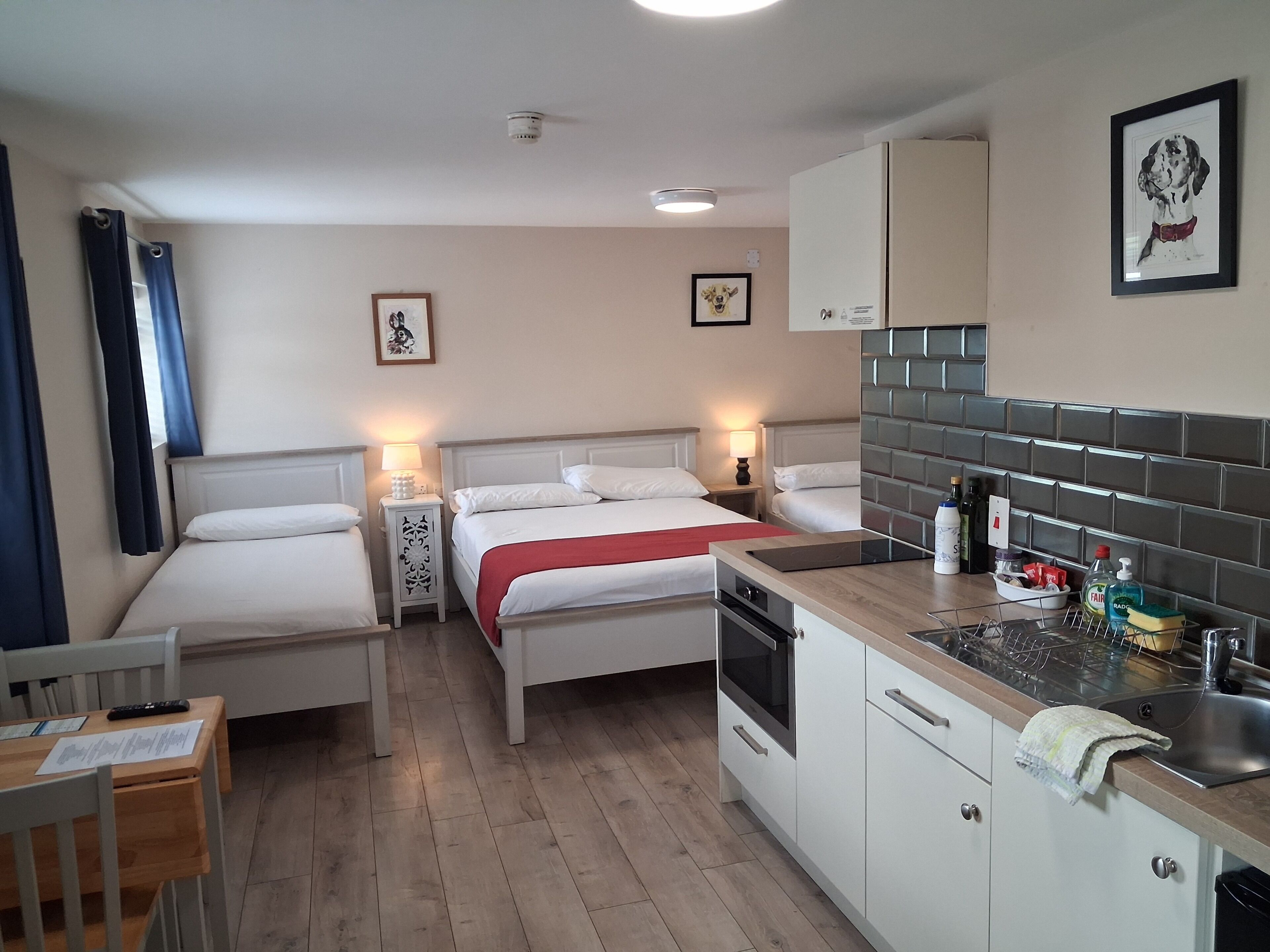 Habitación cuádruple Confort | Ropa de cama de alta calidad y decoración personalizada 