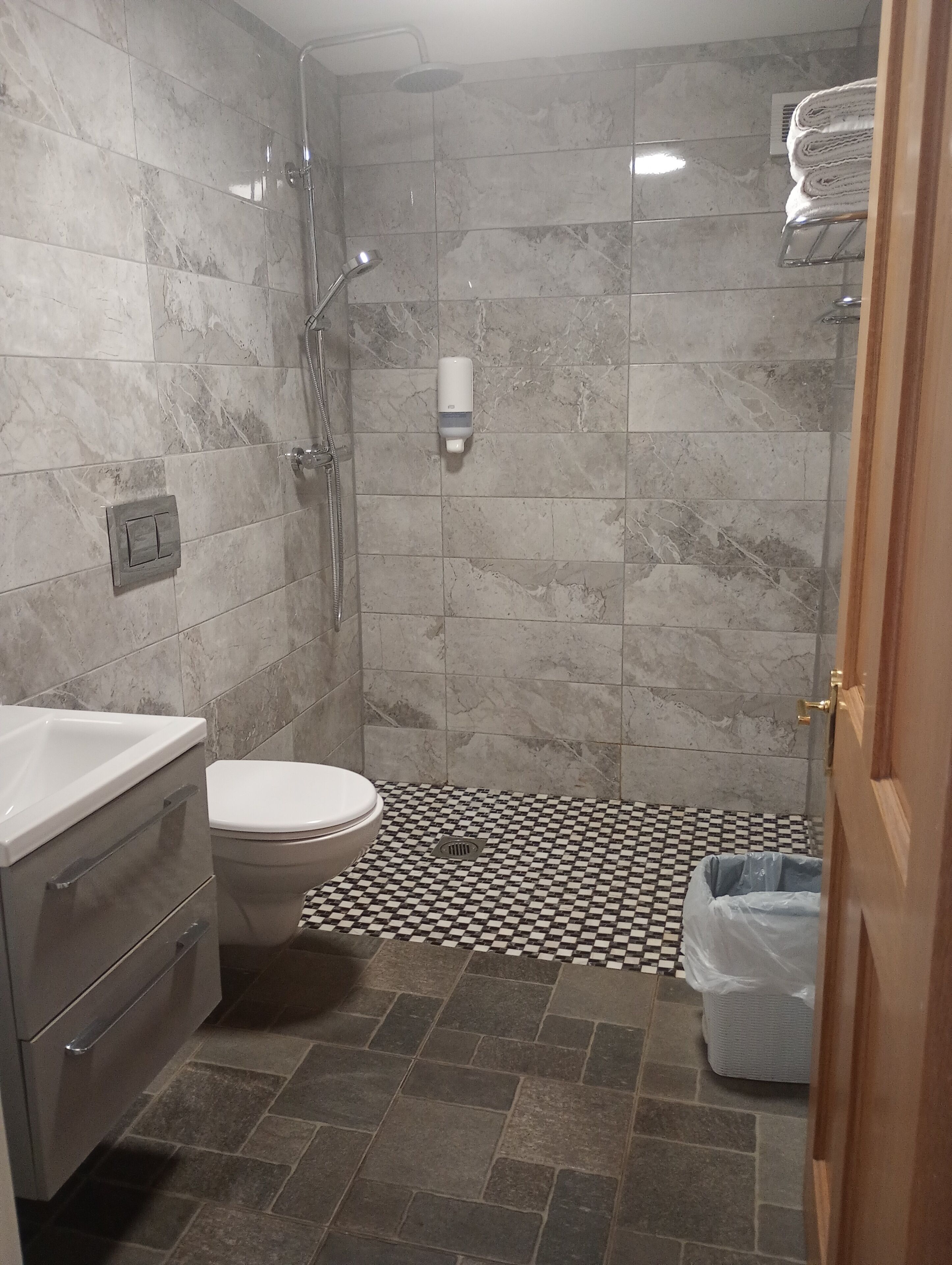 Een douche, een regendouche, gratis toiletartikelen, een haardroger