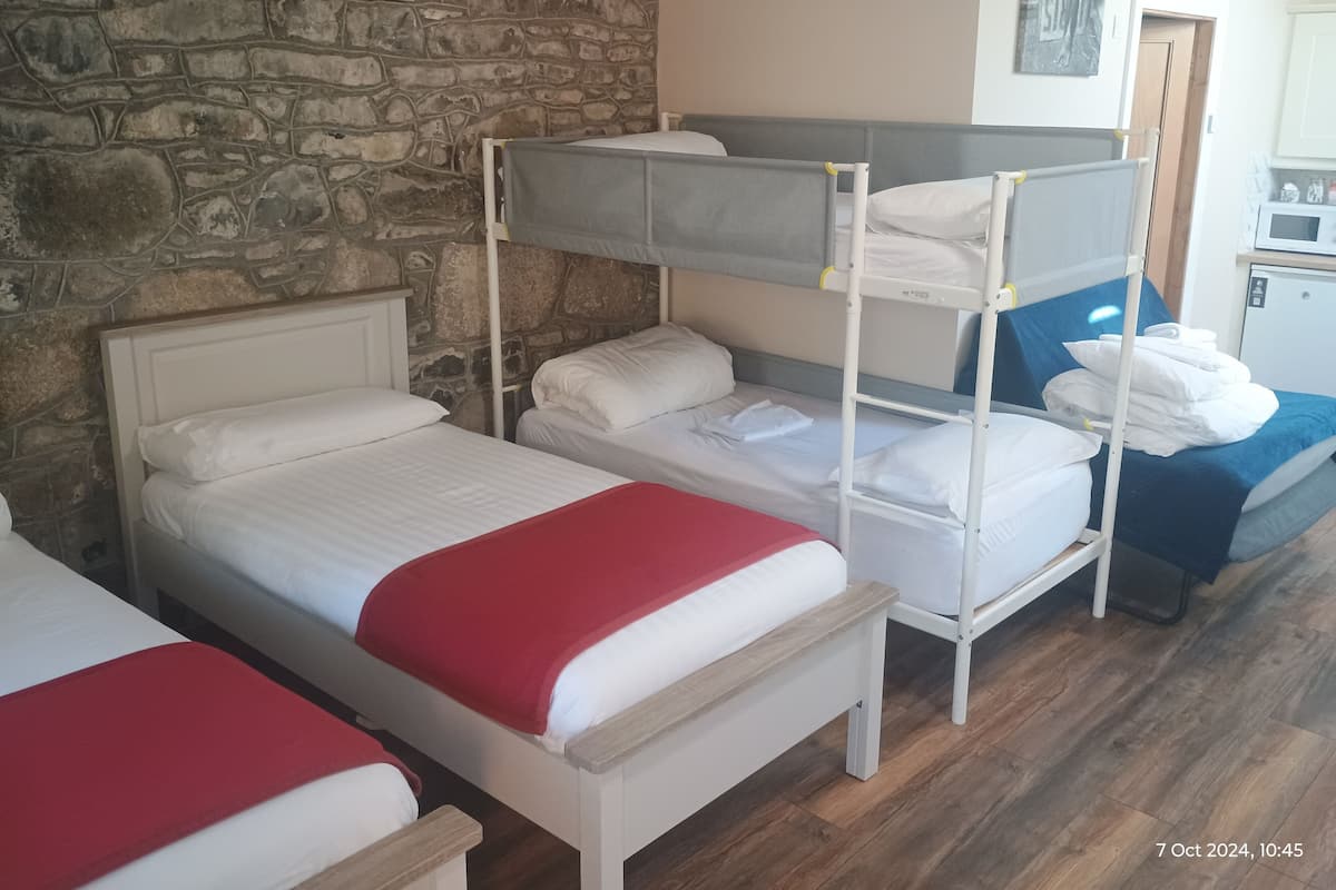 Romantisch appartement, balkon, uitzicht op binnenplaats | 2 slaapkamers, luxe beddengoed, individueel gedecoreerd