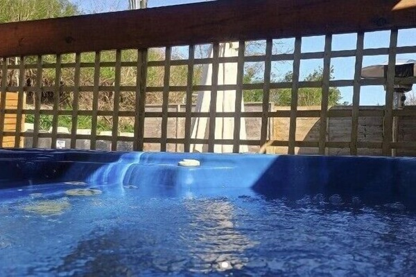 Comfort Studio, Balcony, Courtyard View | Private spa tub