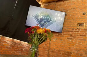 Television - Stunning loft in brilliant Downtown Detroit ! Free Parking (Detroit)