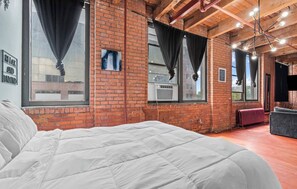 1 bedroom, desk, iron/ironing board, WiFi - Stunning loft in brilliant Downtown Detroit ! Free Parking (Detroit)