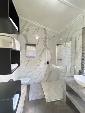 Een douche, een haardroger, handdoeken, zeep