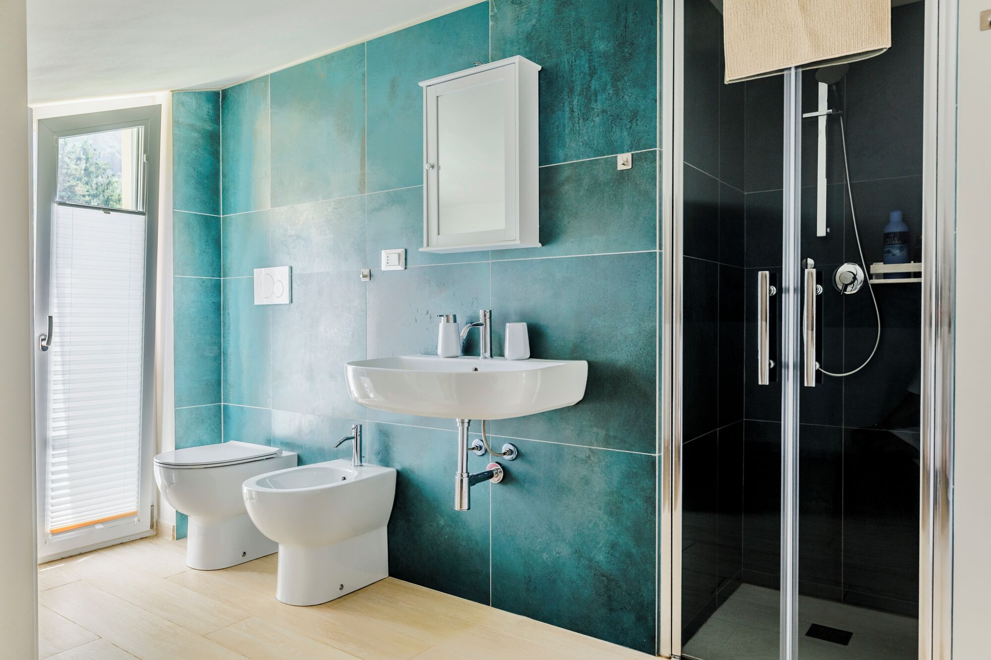 Ein modernes Badezimmer mit integriertem Bidet, Waschbecken und Dusche.