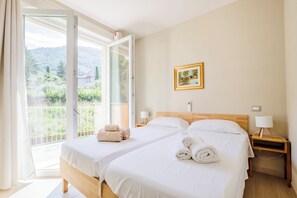 4 soverom, skrivebord, strykejern/-brett og reiseseng for barn