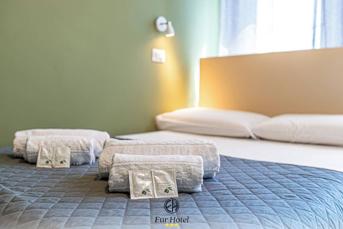 Junior Single Room, 1 Large Twin Bed | Desk, free WiFi