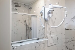 Shower, hair dryer, towels, soap - EURHOTEL (Florence)