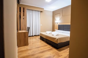 Habitación estándar con 1 cama matrimonial o 2 individuales | Escritorio y wifi gratis