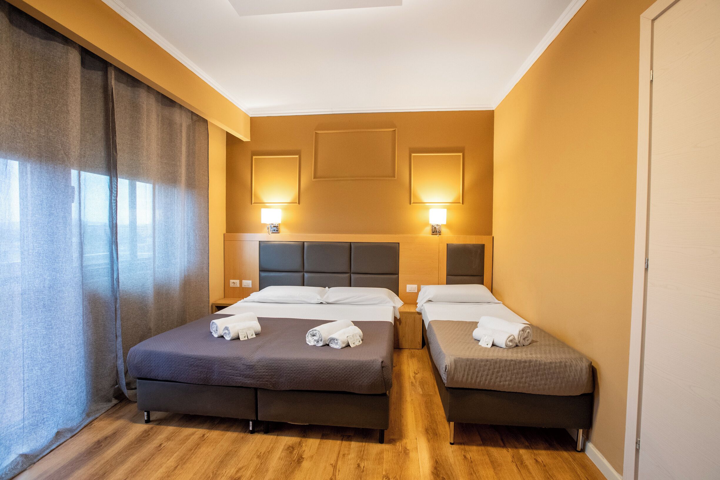 Tripla Standard | Una scrivania, Wi-Fi gratuito