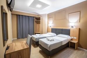 Habitación estándar con 1 cama matrimonial o 2 individuales | Escritorio y wifi gratis 