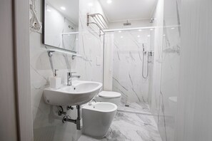 Shower, hair dryer, towels, soap - EURHOTEL (Florence)