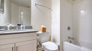 Dusch, hårtork och handdukar