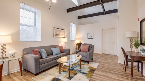 Tv, eldstad och kontor