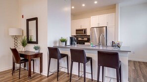 Kylskåp, mikrovågsugn, ugn och spishäll