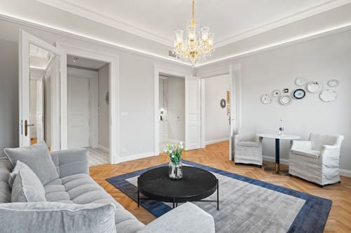 Deluxe Garden View Suite | Living room