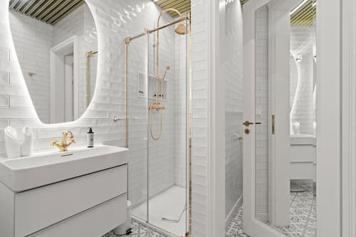 Classic Courtyard Suite | Bathroom | Shower, hair dryer, bathrobes, slippers