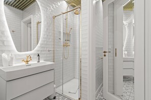 Classic Courtyard Suite | Bathroom - Vodičkova Luxury Suites (Prague)