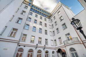 Utsikt mot gårdsplass