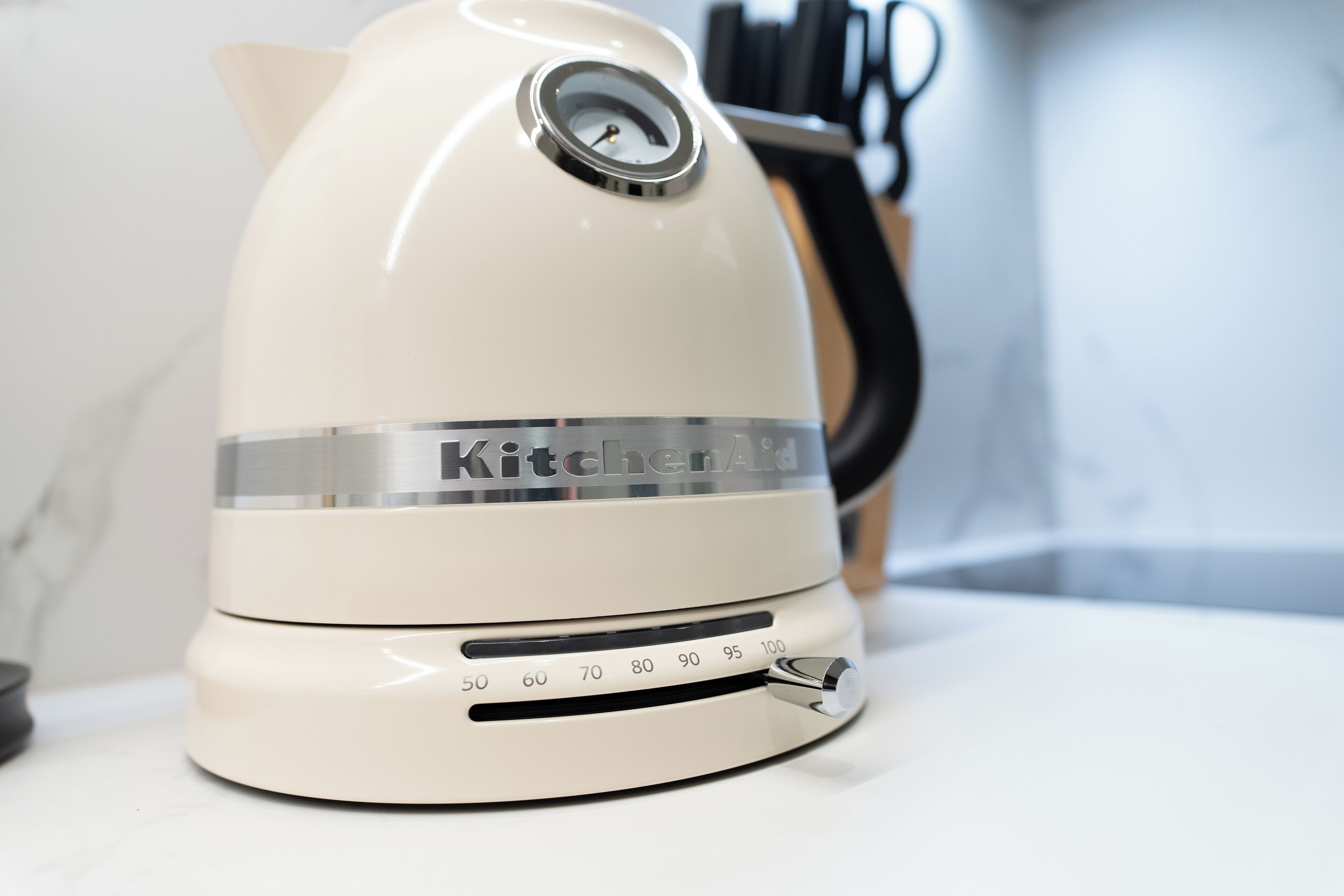 Un brollador blanc amb un comandament giratori i el logotip de KitchenAid.