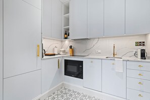 Refrigerador con freezer, microondas, placa de cocina, lavavajillas