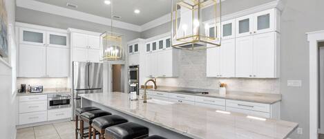 ثلاجة، ميكروويف، فرن، موقد طهي مسطح