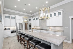 Kylskåp, mikrovågsugn, ugn och spishäll