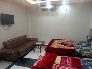 Triple Room | Free WiFi - Four Season Guest House (Islamabad)