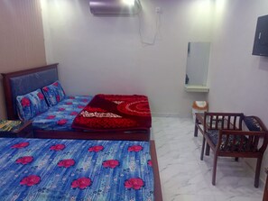 Triple Room | Free WiFi - Four Season Guest House (Islamabad)
