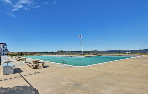 Bay Front 2 BD Condo with Amazing Views! Community Pool, WIFI, Kayaking, and more!