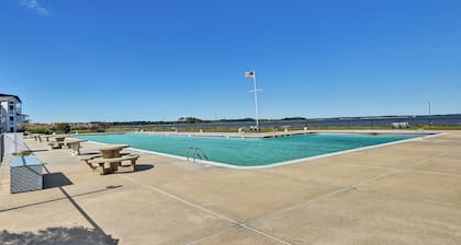 Bay Front 2 BD Condo with Amazing Views! Community Pool, WIFI, Kayaking, and more!