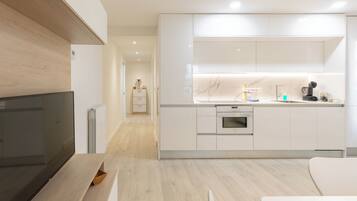 Een koelkast, een microgolfoven, een oven, een kookplaat