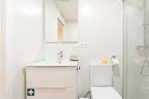 Shower, hair dryer, towels - Kiriki - baskeyrentals (Zarautz)