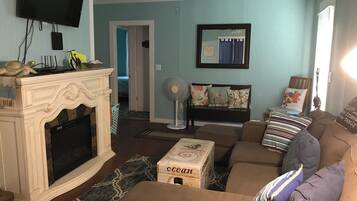 Smart-tv, pejs, dvd-afspiller, bøger