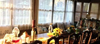 Historic home 2-bedroom upstairs pet friendly apartment w/ pool in St. Aug 