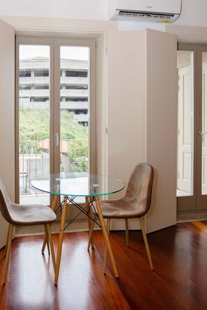 House | 1 bedroom, Internet - Liiiving in Porto - Trindade Deluxe Studio 3T (Porto)