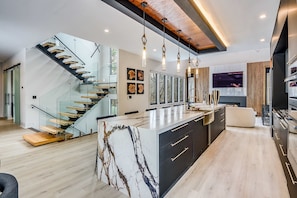 House, Smoking - Serenity Estates 5BR Modern Retreat w Exclusive Amenities Near Airport (Atlanta)