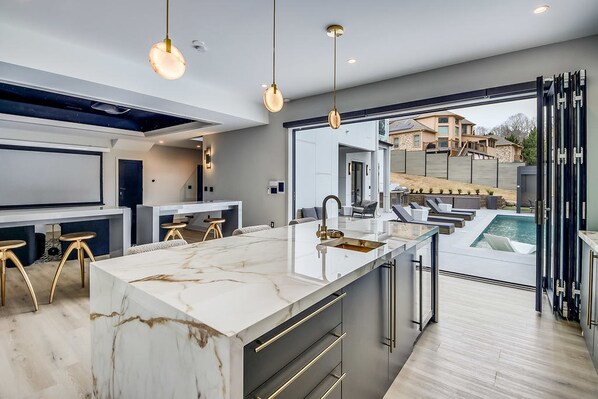 House, Smoking - Serenity Estates 5BR Modern Retreat w Exclusive Amenities Near Airport (Atlanta)