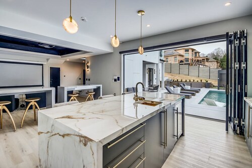 Serenity Estates 5BR Modern Retreat w Exclusive Amenities Near Airport