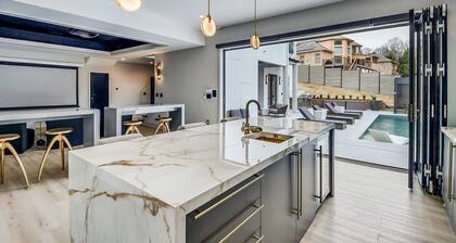 Serenity Estates 5BR Modern Retreat w Exclusive Amenities Near Airport