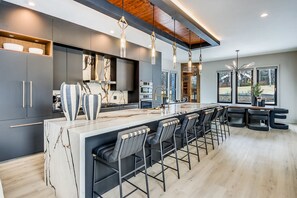 House, Smoking - Serenity Estates 5BR Modern Retreat w Exclusive Amenities Near Airport (Atlanta)