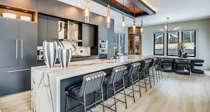 Serenity Estates 5BR Modern Retreat w Exclusive Amenities Near Airport