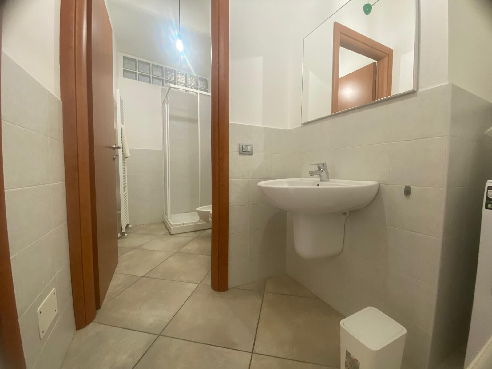 Douche, sèche-cheveux, bidet, serviettes fournies